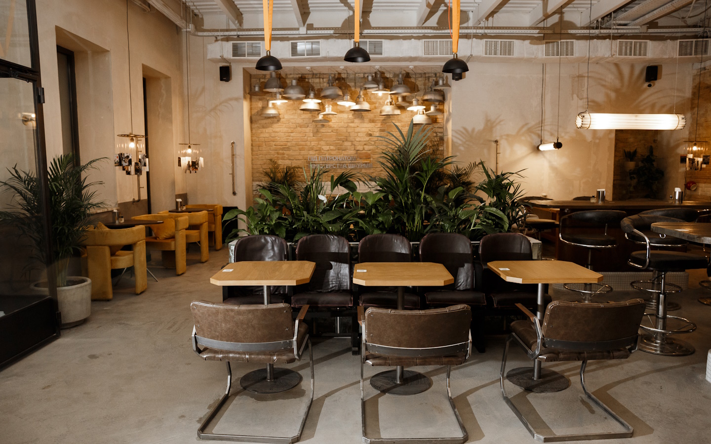 Інтер'єр кафе Міністерство Шаурми – стільці, столики та світильники