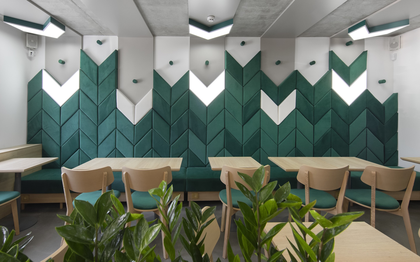 Інтер'єр мережевого кафе My Kava – столи, стільці, дивани ,м'які стінові панелі, світильники