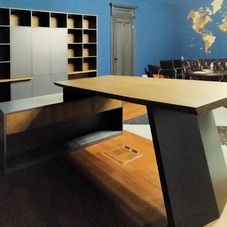 Офісні меблі, виготовлені за індивидуальним дизайном
